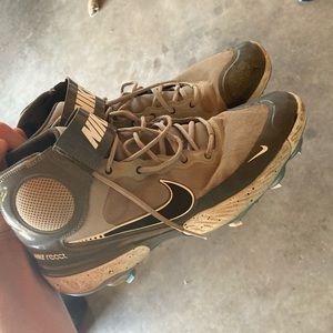 Men’s size 13 1/2. Nike huarache cleats.